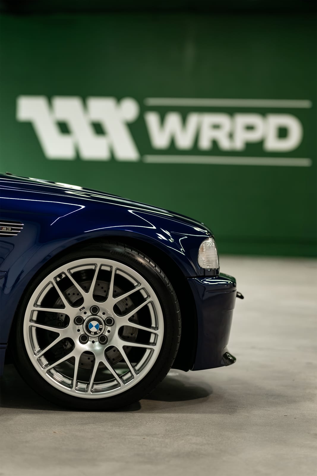 Front wheel detail of a blue BMW M3